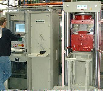 Computergesteuerter Maschinenstand der Prüfmaschine