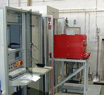 Prüfmaschine mit herausgefahrenem Probantenschlitten